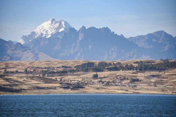 ペルーのクスコ Huaypo湖からのアンデス山脈の景色 — ストック写真