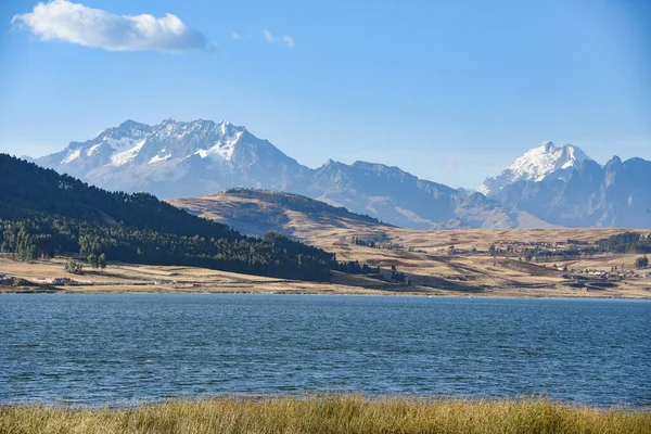 Huaypo Gölü 'nden And Dağları manzarası, Cusco, Peru
