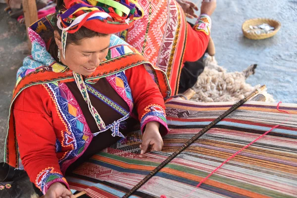 Cusco Peru Julho 2022 Uma Senhora Quéchua Tece Têxteis Andinos — Fotografia de Stock