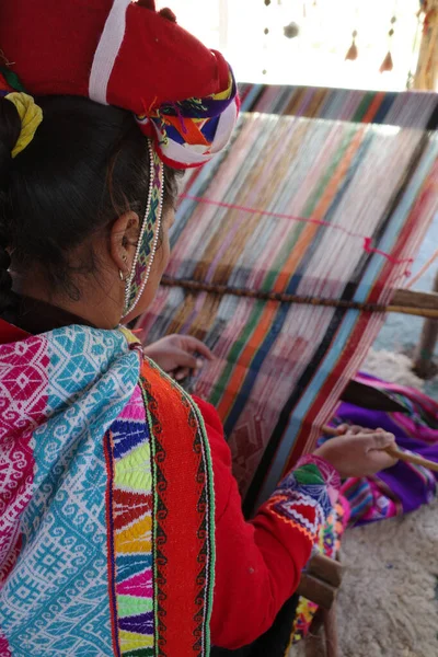 Cusco Peru Juli 2022 Een Quechua Dame Weeft Traditioneel Andes — Stockfoto