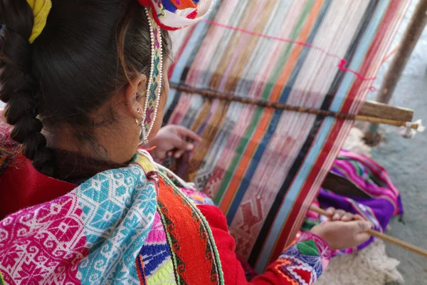 Cusco Peru Julho 2022 Uma Senhora Quéchua Tece Têxteis Andinos — Fotografia de Stock