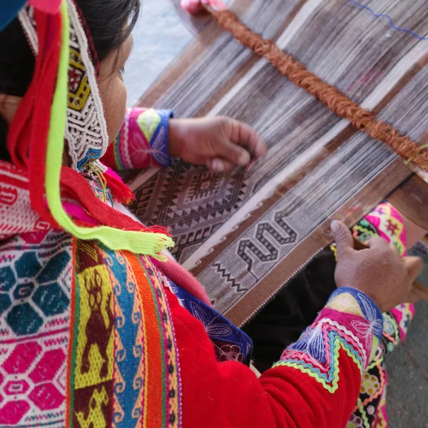 Cusco Peru Julho 2022 Uma Senhora Quéchua Tece Têxteis Andinos — Fotografia de Stock