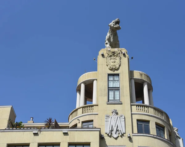 スペイン ビルバオ2022年4月22日 ホアキン ルカリーニの彫刻 デウストの虎 がビルバオ市内の建物の上に座っている — ストック写真