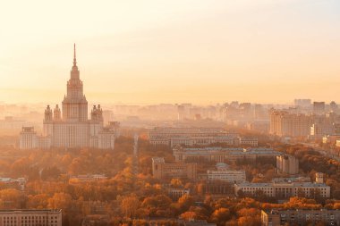 MOSCOW, RUSSIA - 10 Ekim 2021: Şafak güneşi altında Stalin 'in Moskova Devlet Üniversitesi (MSU) gökdeleni. Moskova şehir simgesi ve manzarası yukarıdan. Şehirde altın sonbahar. 