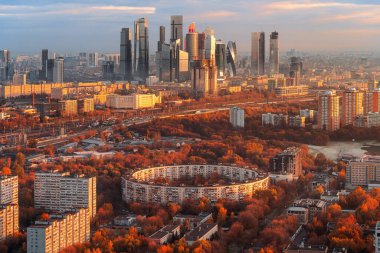 MOSCOW, RUSSIA - 10 Ekim 2021: Dovzhenko Caddesi ve Moskova City 'deki yuvarlak ev (Moskova Uluslararası İş Merkezi. Şehirde altın sonbahar. Yükseklerden yükselen binalar.