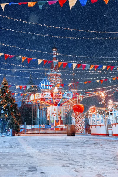 MOSCOW, Rusya - 30 Kasım 2021 Kızıl Meydan 'da kar. Moskova 'nın merkezindeki Sakız Fuarı. Noel ağacı ve yeni yıl süslemeleri.