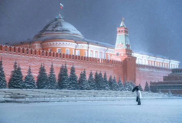 Blizzard Red Square One Person Goes Work Snowstorm Moscow Kremlin — Stock Photo, Image