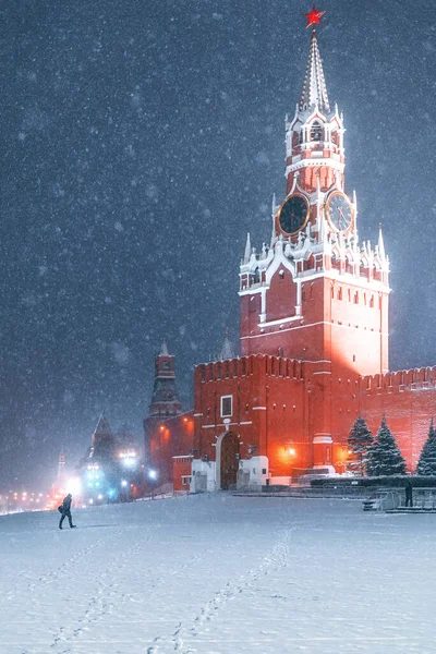 赤の広場のブリザード ある人は吹雪の中で仕事に行く 雪の中のSpasskayaタワー — ストック写真