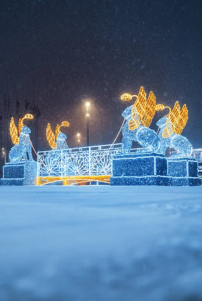 モスクワ ロシア 2021年1月 キエフ鉄道駅とショッピングセンター ヨーロッパ の建物の近くに新年のための装飾 サンクトペテルブルク 首都の夜の吹雪 — ストック写真