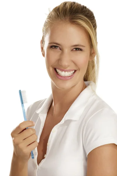 Mujer joven mostrando cepillo de dientes — Foto de Stock