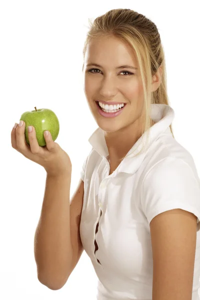 Jonge vrouw eet een appel — Stockfoto