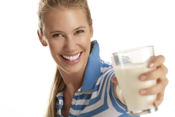 Junge Frau trinkt Milch — Stockfoto