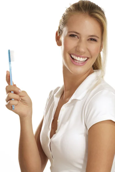 Mujer joven mostrando cepillo de dientes —  Fotos de Stock