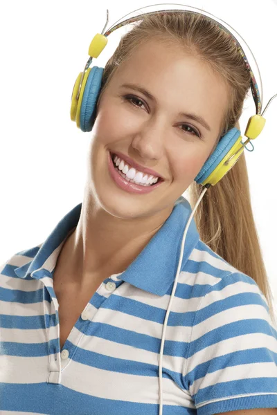 Mujer joven con auriculares — Foto de Stock