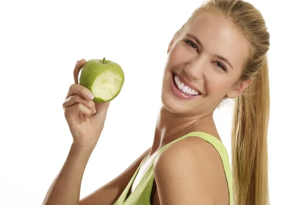 Mladá žena jíst jablko — Stock fotografie