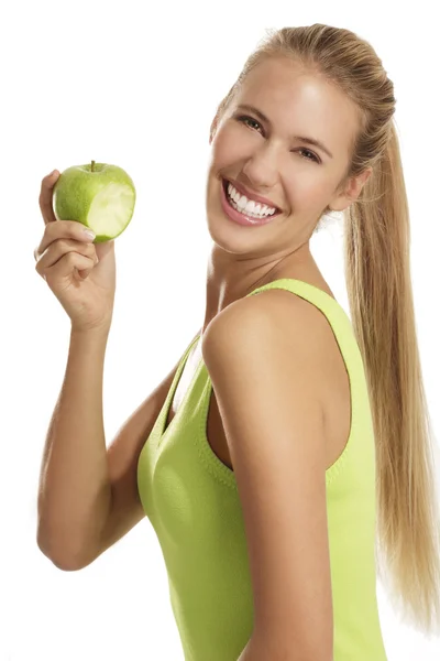 Mujer joven comiendo una manzana — Foto de Stock