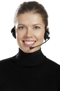 Kulaklıklı genç bir kadın.