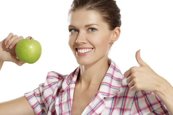 Mujer joven mostrando manzanas — Foto de Stock