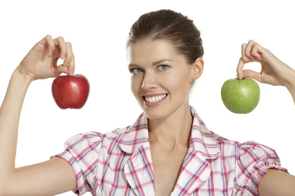 Mujer joven mostrando manzanas —  Fotos de Stock