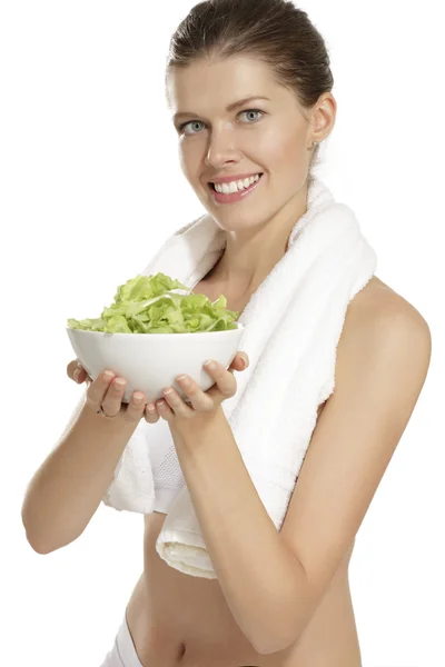 フィットネス後サラダを食べる若い女性 — ストック写真