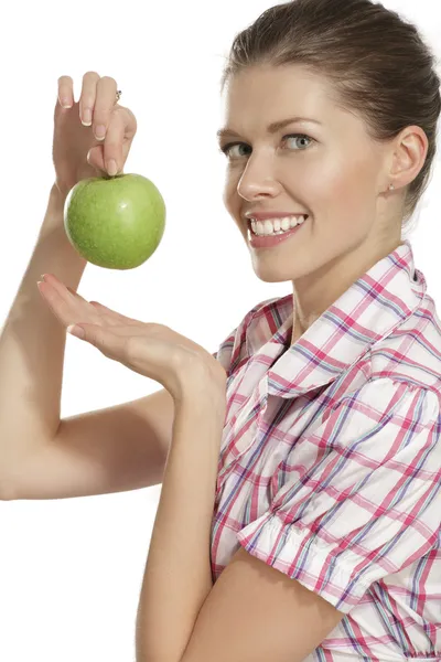 Mujer joven mostrando manzanas — Foto de Stock