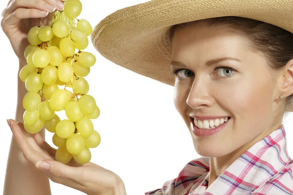 Jeune femme montrant un bouquet de raisins — Photo