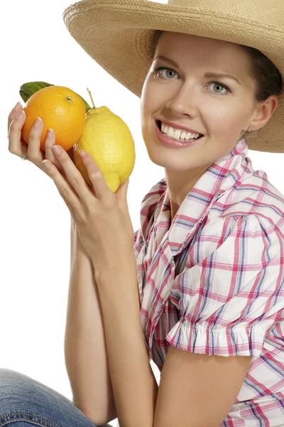 Mujer joven mostrando cítricos — Foto de Stock