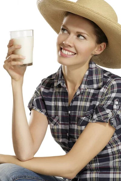 Молода жінка п'є молоко — стокове фото