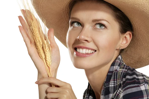 Junge Frau zeigt Weizen — Stockfoto