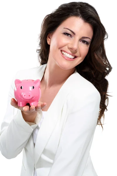 年轻漂亮的女人站在与小猪存钱盒 — 图库照片