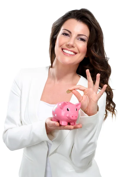 Jovem mulher bonita de pé com caixa de dinheiro do banco porquinho — Fotografia de Stock