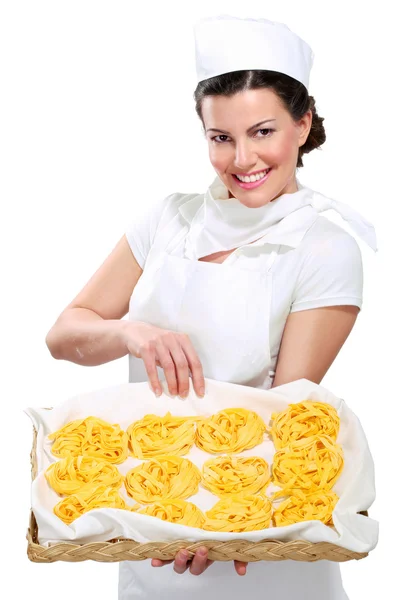 Giovane bella donna mostrando pasta fresca fatta in casa — Foto Stock