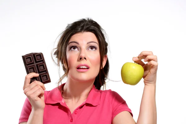 若い女性ダイエットの食事のチョコレート — ストック写真