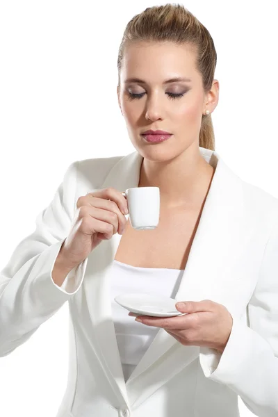 Joven hermosa mujer beber un café — Foto de Stock