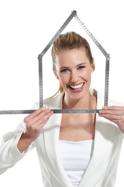 Schöne glückliche Frau zeigt ein Haussymbol — Stockfoto
