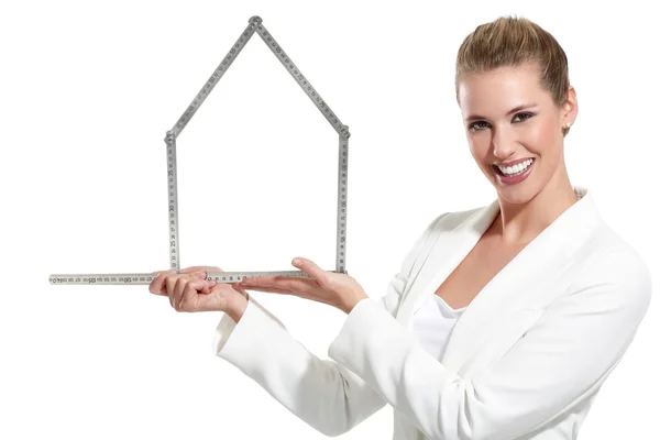 Schöne glückliche Frau zeigt ein Haussymbol — Stockfoto