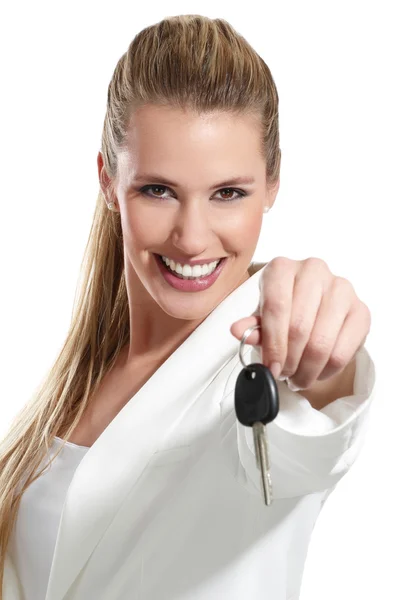 Vacker kvinna med en nycklar bil — Stockfoto