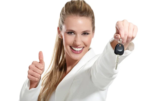anahtarları arabası olan güzel bir kadın