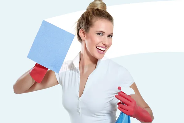 Genç ev hanımı beyazı temizliyor.