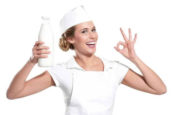 Jeune laitière heureuse montrant une bouteille de lait frais — Photo