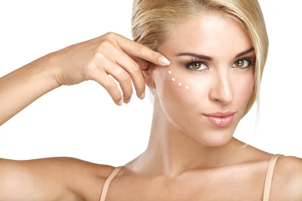genç güzel kadın derisinin üzerinde krem uygulamak