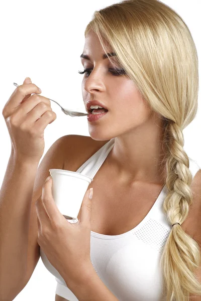 美しい女性の朝食に新鮮なヨーグルトを食べる — ストック写真