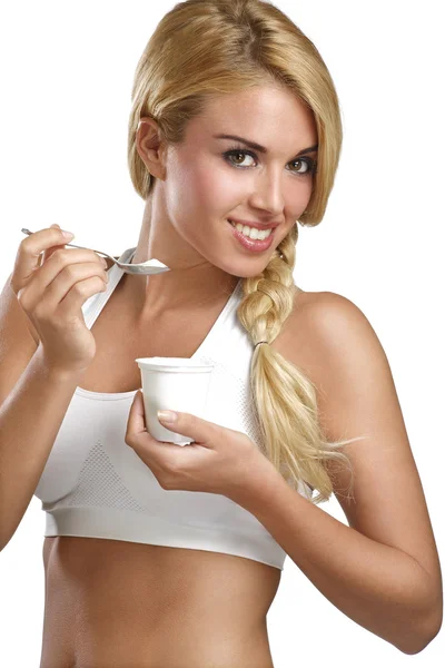 Bela mulher comendo iogurte fresco para o café da manhã — Fotografia de Stock