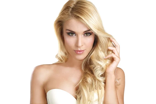 Junge schöne Frau zeigt ihre blonden Haare Stockfoto