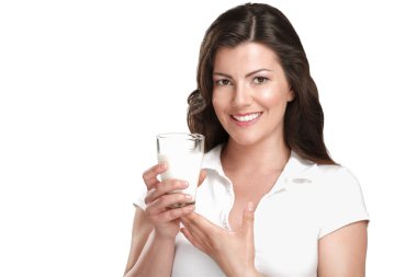 genç güzel kadın bir cam ok süt içecek