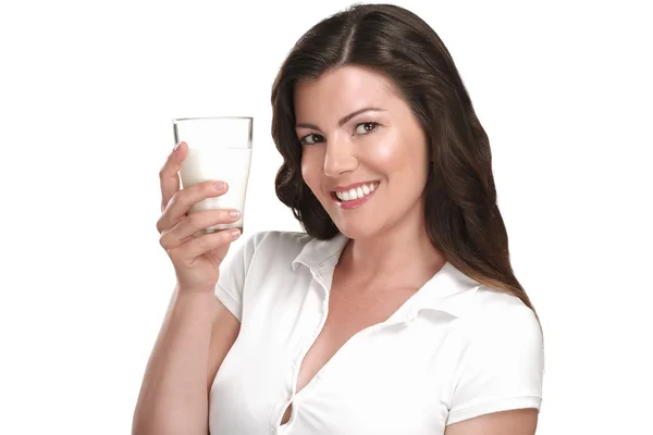 Jonge mooie vrouw drink een glas ok melk — Stockfoto