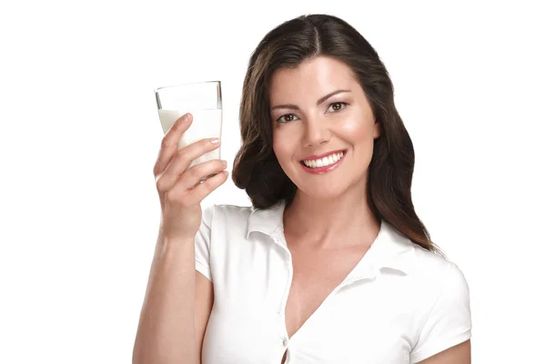 Mladá krásná žena pít mléko ok sklo — Stock fotografie
