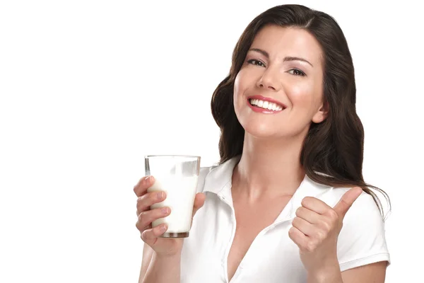 Jonge mooie vrouw drink een glas ok melk — Stockfoto