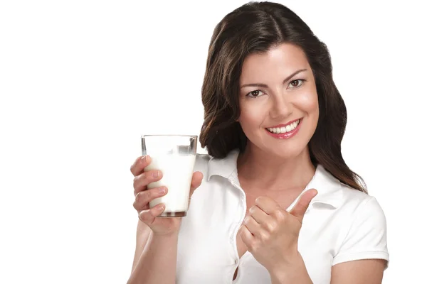 Jonge mooie vrouw drink een glas ok melk — Stockfoto