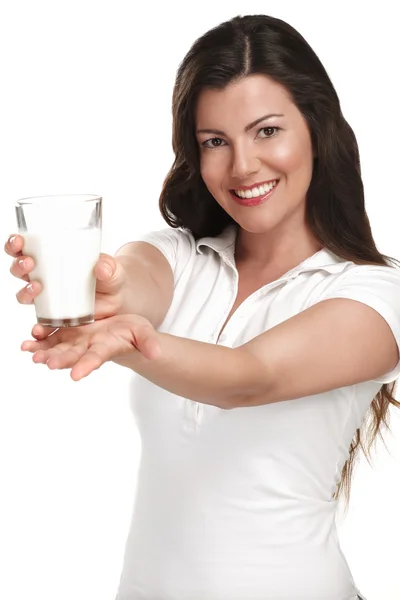 Jonge mooie vrouw drink een glas ok melk — Stockfoto